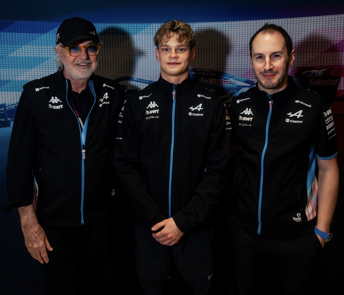 红牛车队碾压威廉姆斯，周冠宇扛起全队