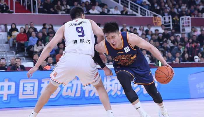 公牛完胜广州队，高诗岩惊艳四座