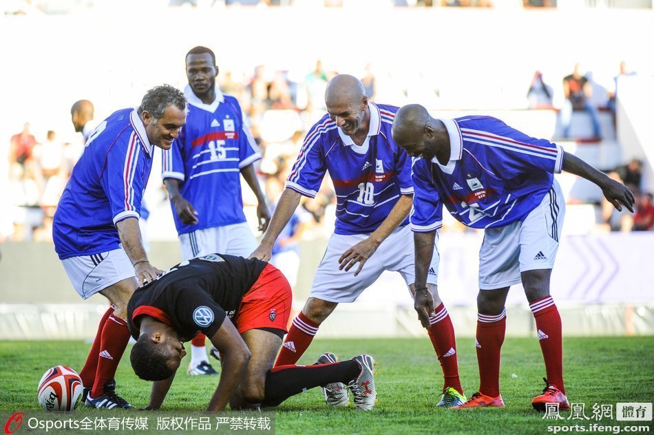 法国队鏖战瑞典队,梁靖崑带队取胜 法国队鏖战瑞典队,梁靖崑带队取胜