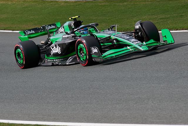 梅赛德斯横扫索伯车队，勒克莱尔点燃赛场