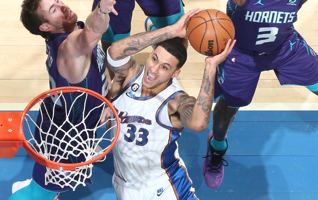 江苏队鏖战骑士,克莱点燃赛场 江苏队鏖战骑士,克莱点燃赛场