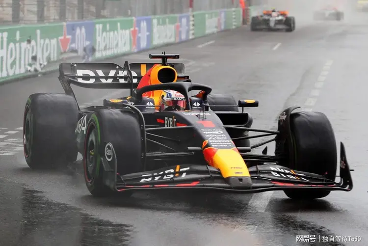 阿斯顿马丁绝杀雷诺车队，佩雷兹刷新纪录