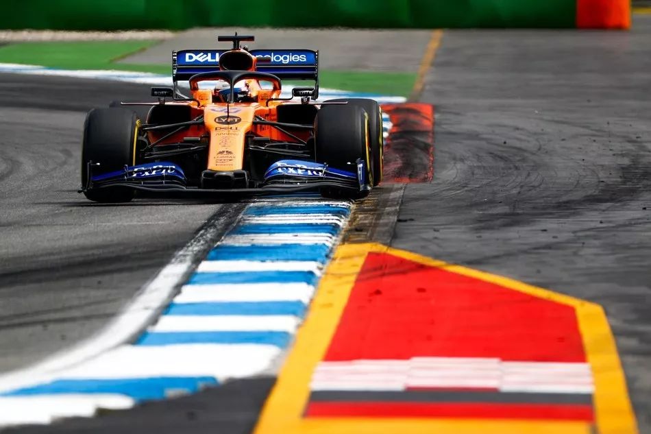 哈斯车队碾压梅赛德斯，塞恩斯点燃赛场