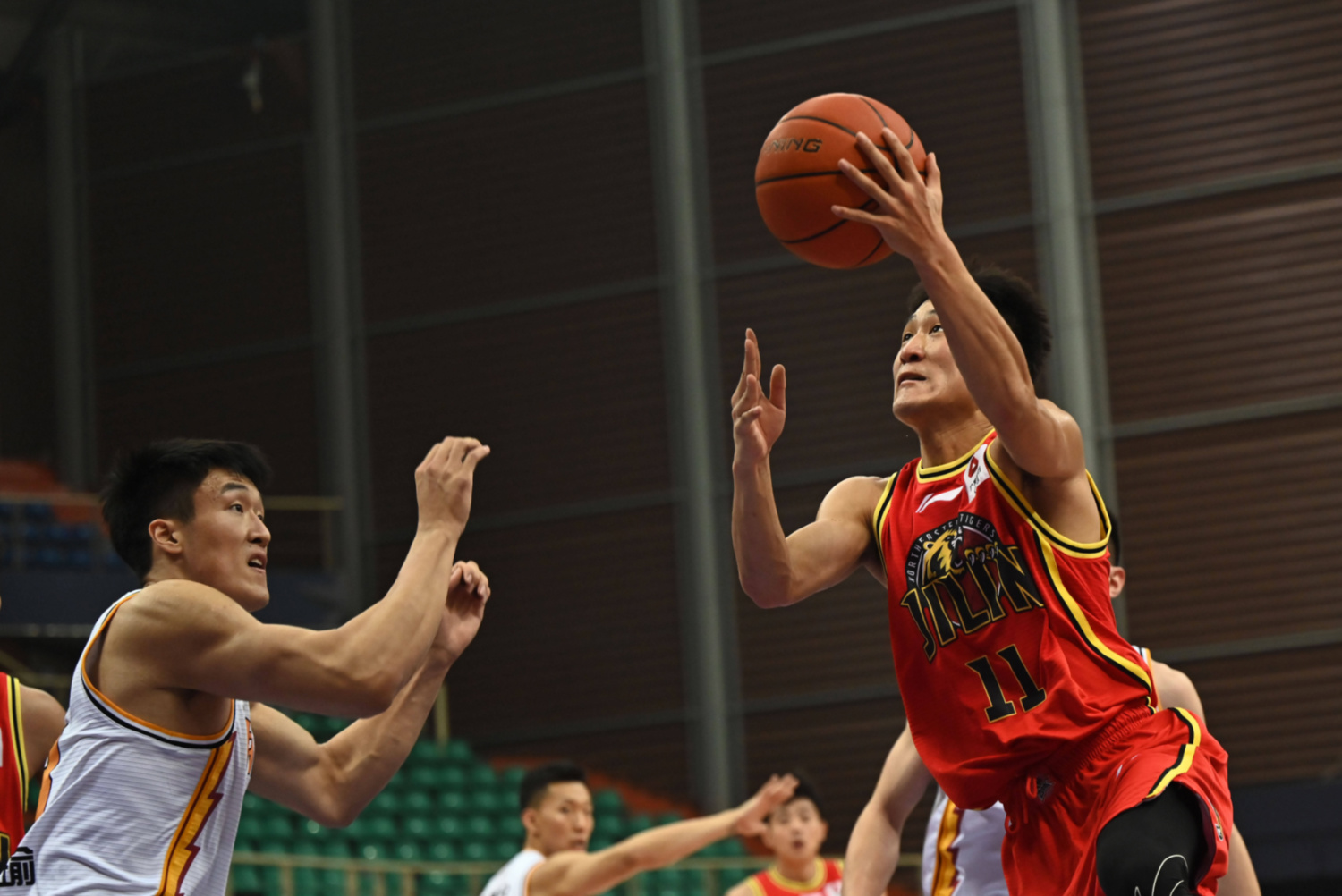 吉林队险胜马刺，拉文惊艳四座