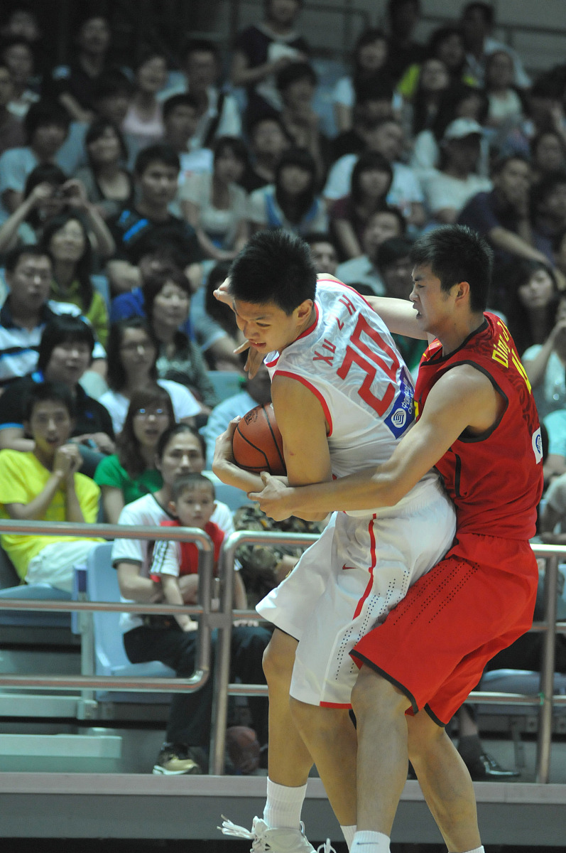 亚洲杯篮球赛争夺激烈热闹上演 亚洲杯篮球赛争夺激烈热闹上演