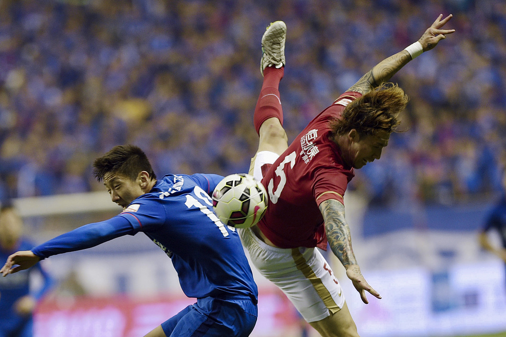 法国足球比赛中球队全力以赴,拼尽全力 法国足球比赛中球队全力以赴,拼尽全力