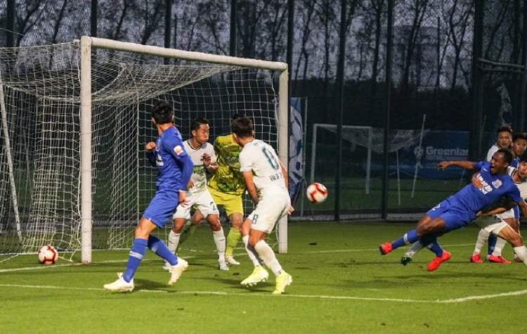 河南主力球员赛前受伤，教练寻找替补方案