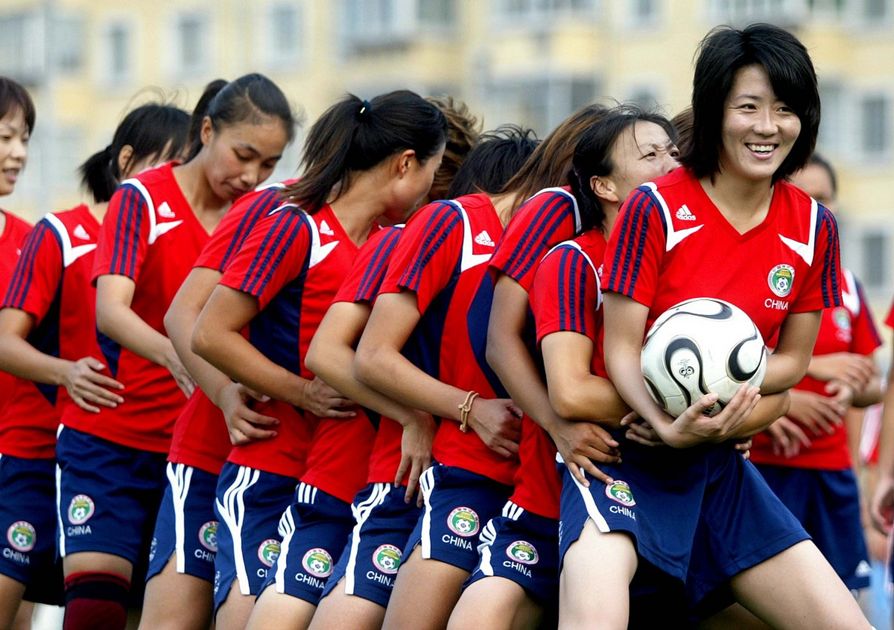 国际足球比赛现场直击,女球员英勇奋战 国际足球比赛现场直击,女球员英勇奋战