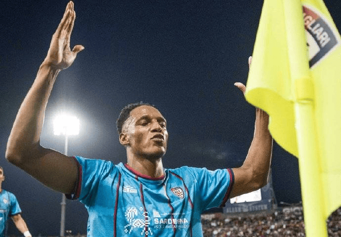 卡利亚里球员遭遇不公待遇,引发球迷抗议 卡利亚里球员遭遇不公待遇,引发球迷抗议