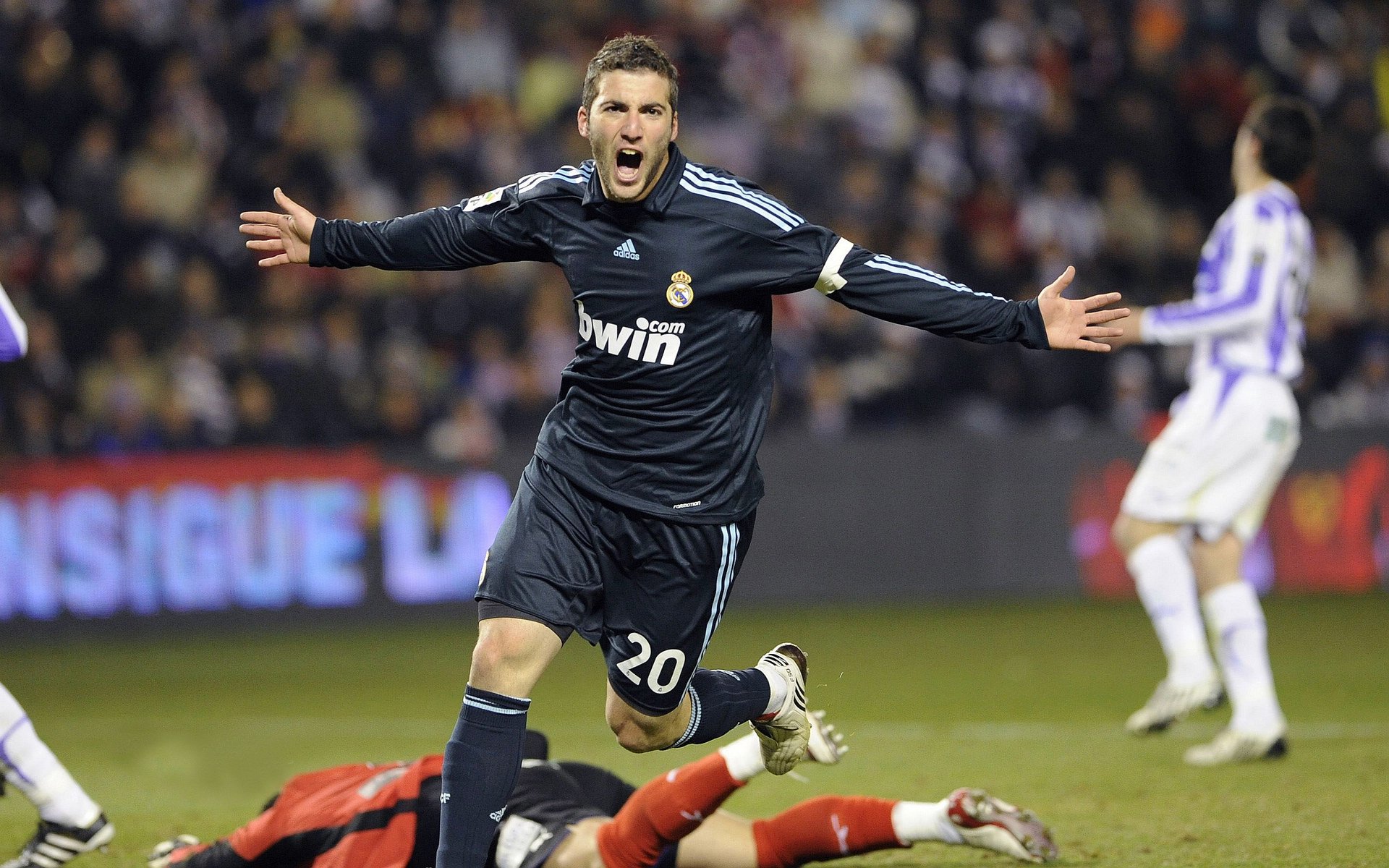 硬仗磨砺雄鹿，布克稳定如钟，当坚韧遇上持续，胜利终有归属