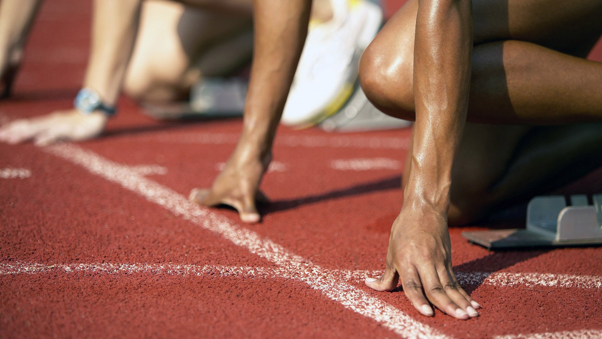 赛道上的毫厘之争,雷诺险胜哈斯,拉塞尔创纪录之夜